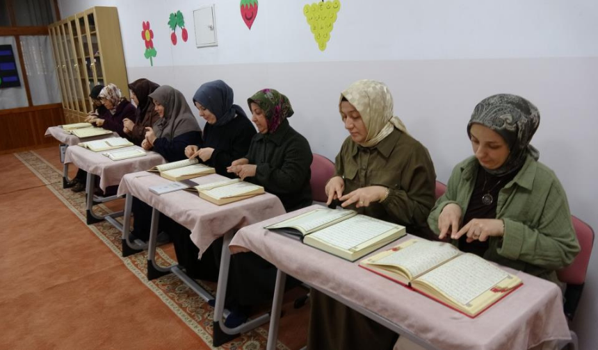 Gaziantep'te işitme engelli kadınlar işaret diliyle Kur'an-ı Kerim öğreniyor