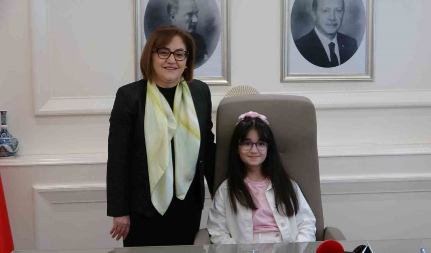 Gaziantep'te Başkan Fatma Şahin koltuğunu devretti