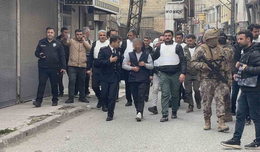 Gaziantep'te hareketli dakikalar: 5 kişiyi rehin aldı, polise ateş açtı, yakalandı
