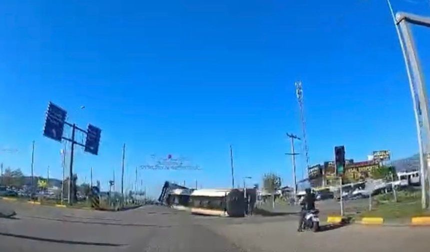 Gaziantep'te kontrolden çıkan tır kavşakta devrildi!