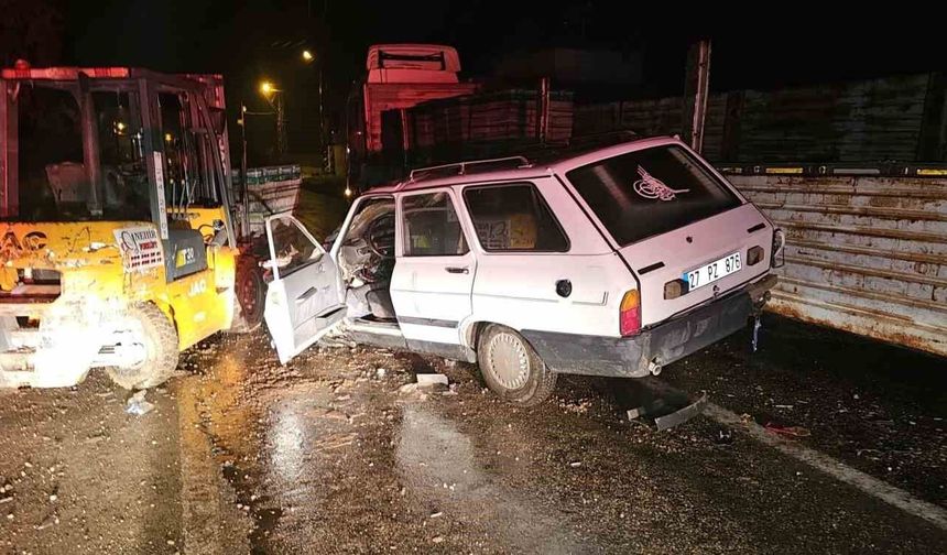 Gaziantep'te otomobil, yük indiren forklifte çarptı! Yaralılar var...