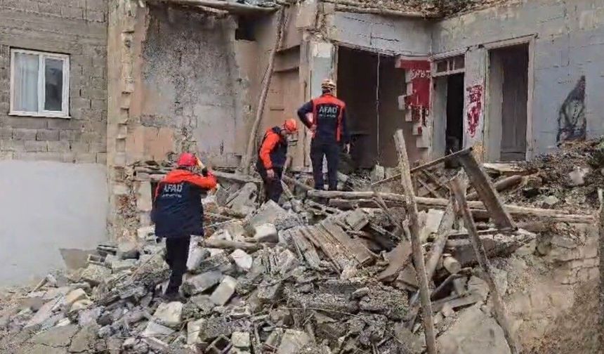 Gaziantep'te yoğun yağış sonrası kerpiç bina çöktü! Yaralılar var...