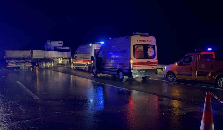 Tarsus-Adana-Gaziantep Otoyolu'nda kamyonet tırla çarpıştı: 1 ölü, 1 yaralı