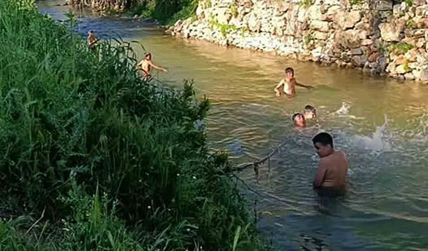 Araban'da yıllar sonra akan dereler en çok çocukları sevindirdi