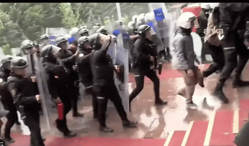 Cumhuriyet Halk Partisi binasında bulunan CHP'lilere müdahale başladı: Polise yangın tüpüyle böyle müdahale ettiler