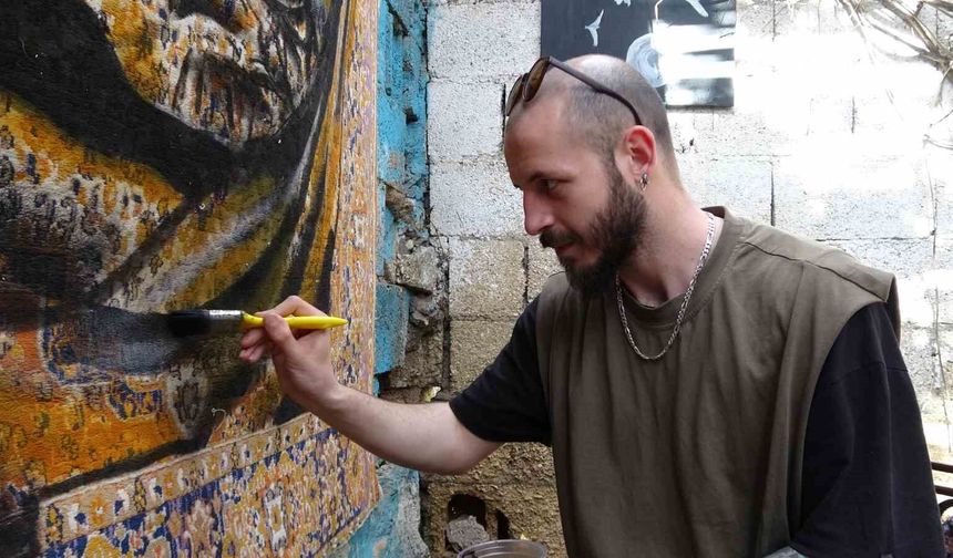 Gaziantepli ressam nostaljik perde ve halıları sanat eserine dönüştürüyor