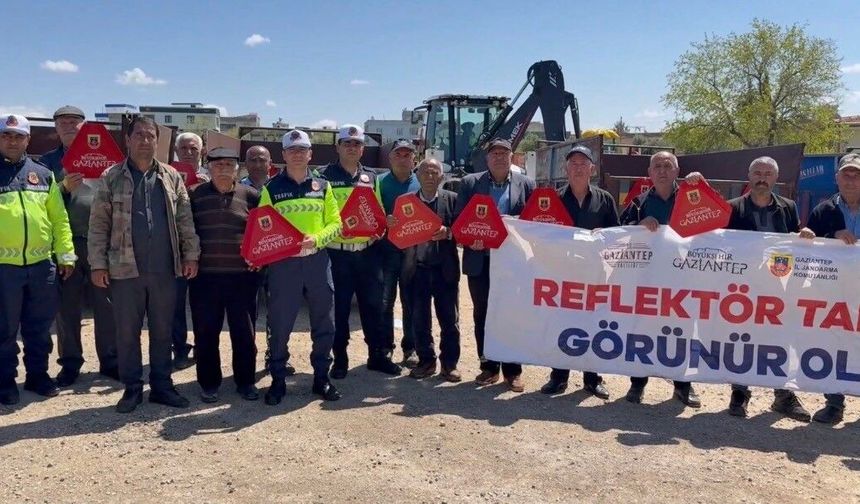Gaziantep'te jandarma 200 traktör sürücüsüne eğitim vererek 400 reflektör dağıttı