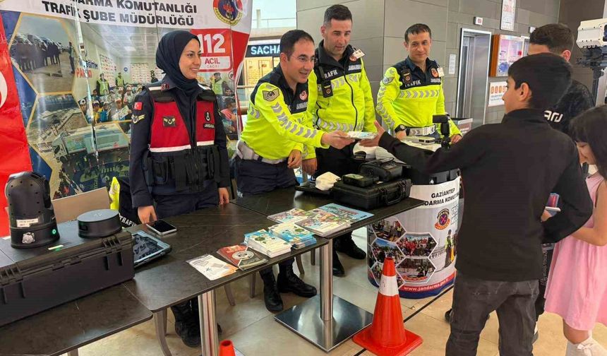 Gaziantep'te jandarma vatandaşları trafik kuralları hakkında bilgilendirdi