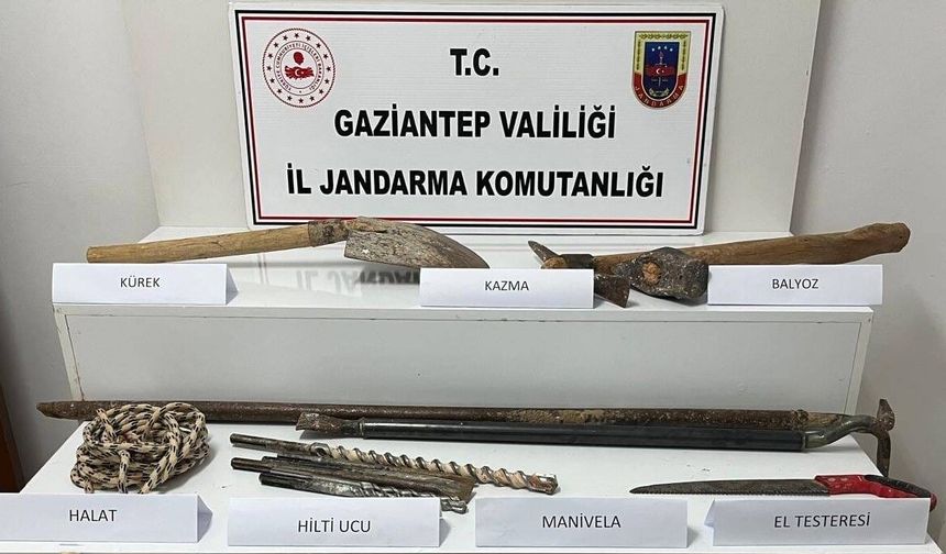 Gaziantep'te kaçak kazı yapan 2 şahsı jandarma yakaladı