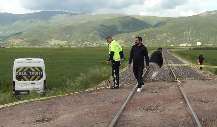 Gaziantep'te öğrenci servisine tren çarptı: 13 öğrenci hafif yaralandı