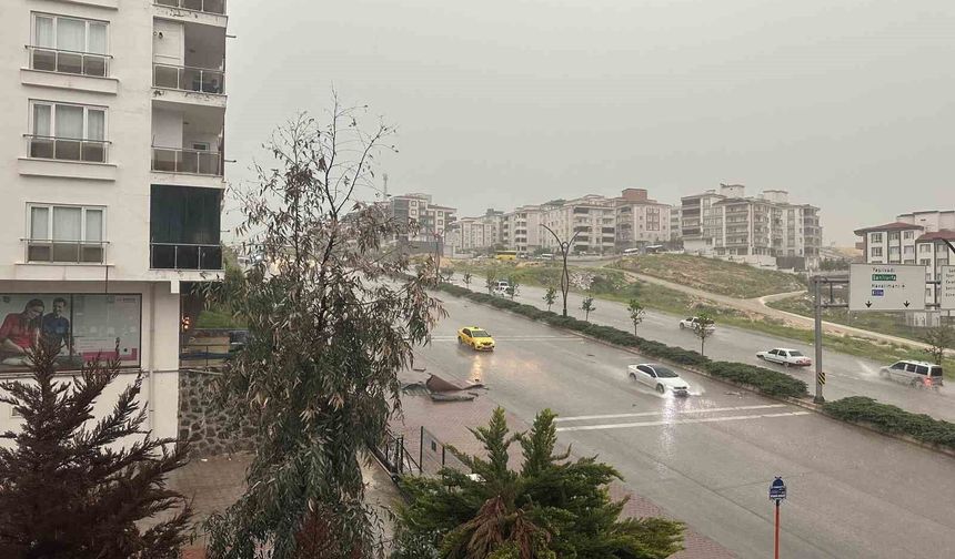 Gaziantep'te sağanak yağış ve dolu hayatı felç etti