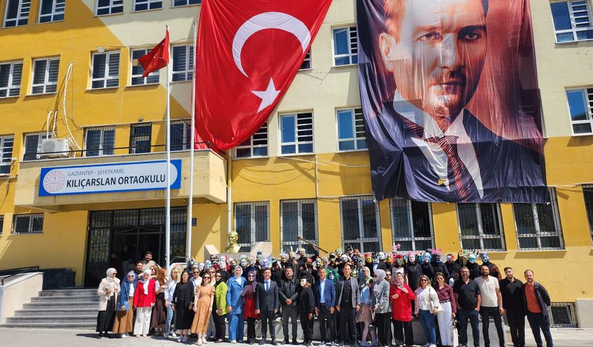 Gaziantep’te öğrencilerden “Venedik ve Afrika Maskeleri” gösterisi beğeni topladı