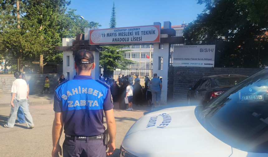 Şahinbey zabıta ekipleri LGS'de öğrencilerin yanında oldu