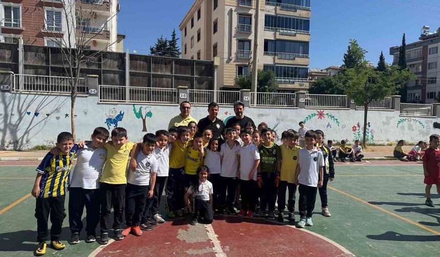 Gaziantep Emniyet Müdürü Özcan miniklerle futbol oynadı
