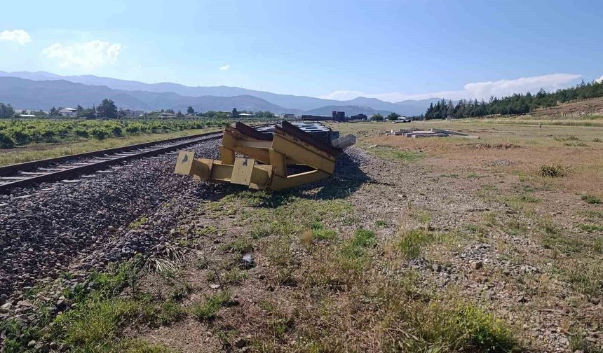 Gaziantep'te ayrılan trenin vagonları hortuvara çarparak devrildi