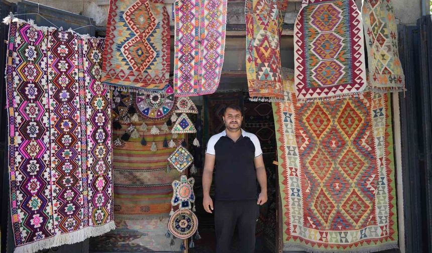 Gaziantep'te yörük köylerinden topladığı halı ve kilimleri satarak geçmişi geleceğe taşıyor