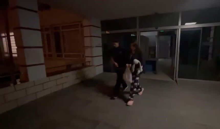 Rüyasında annesinin kendisini boğduğunu gördüğünü öne süren genç kız, annesini öldürdü
