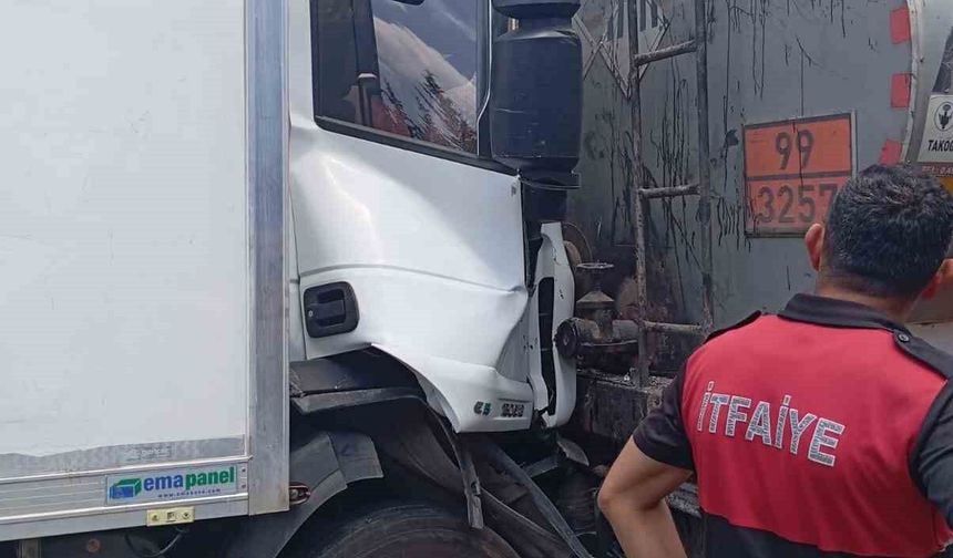 TAG Otoyolu'nda tankere arkadan çarpan tırda 2 kişi yaralandı