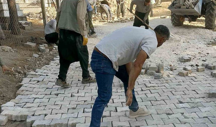 Araban'da mahalle mezarlığı imece usulüyle parke taşına kavuştu