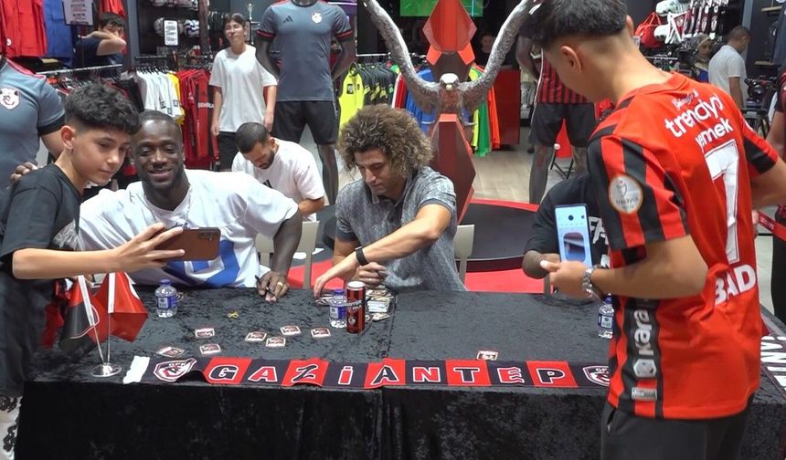 Gaziantep FK futbolcuları ve taraftarlar imza gününde buluştu