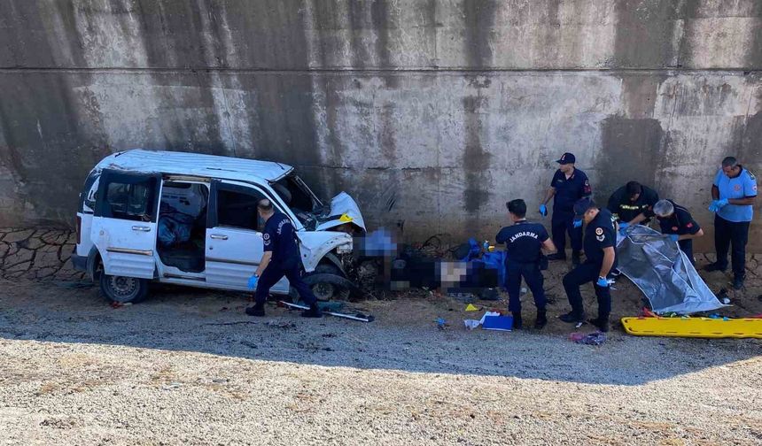 Gaziantep'te kontrolden çıkan araç köprüden şarampole uçtu: 2 ölü