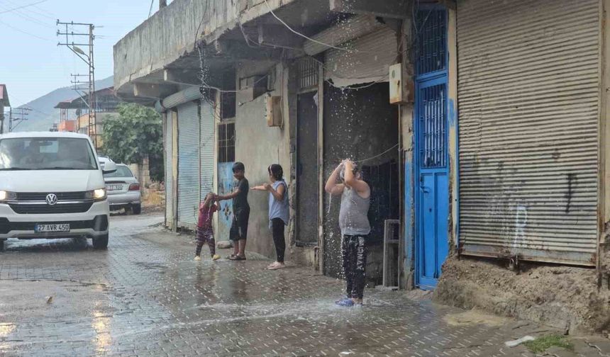 Gaziantep'te yaz yağmuru yüzleri güldürdü