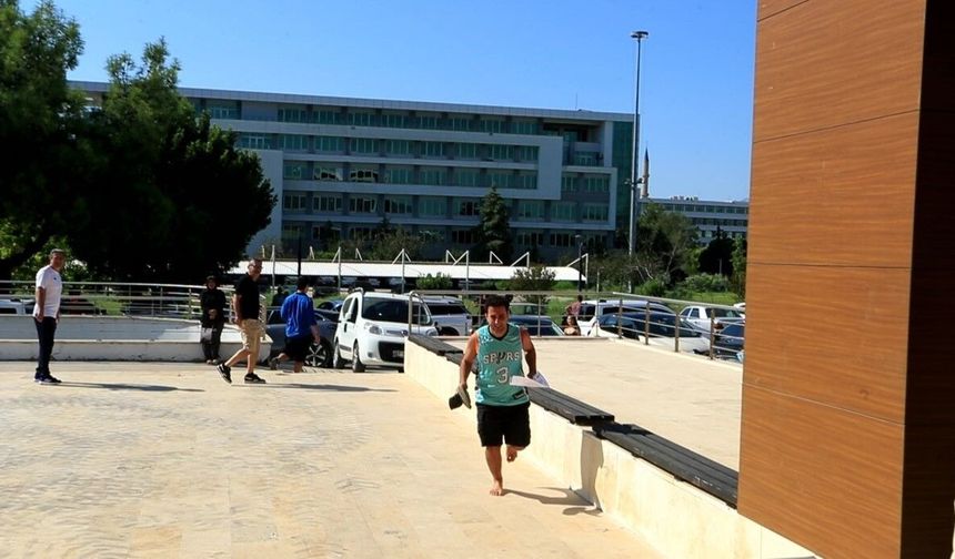 Kan ter içinde elide terlikle yalınayak koşarak geldiği sınavı saniyelerle kaçırdı