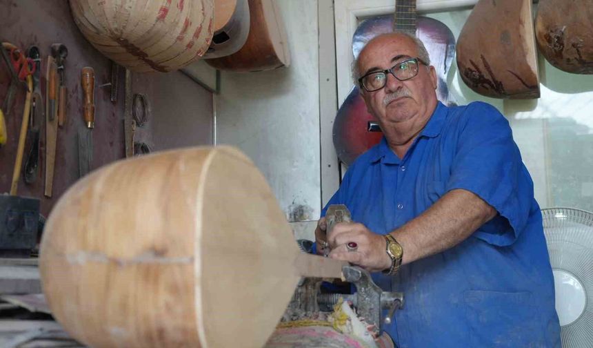 Gaziantep'te 36 yıldır bağlama üretiyor ama çalamıyor