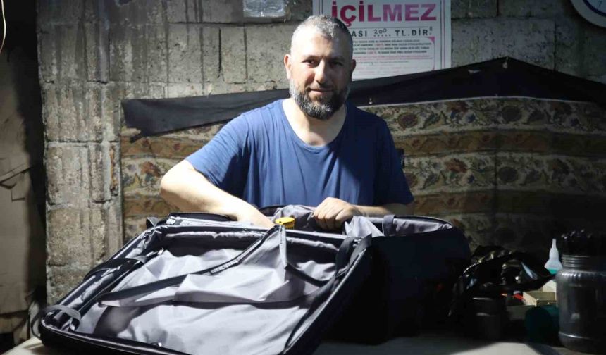 Gaziantep'te babasından devraldığı çanta tamirciliğini 30 yıldır sürdürüyor