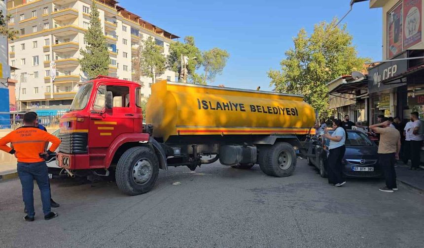 Gaziantep'te el freni çekilmeyen su tankeri 3 araca çarptı: Facianın eşiğinden dönüldü