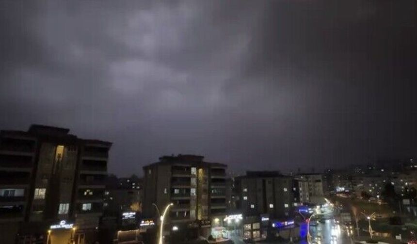 Gaziantep'te art arda şimşekler çaktı: Gece gündüze döndü