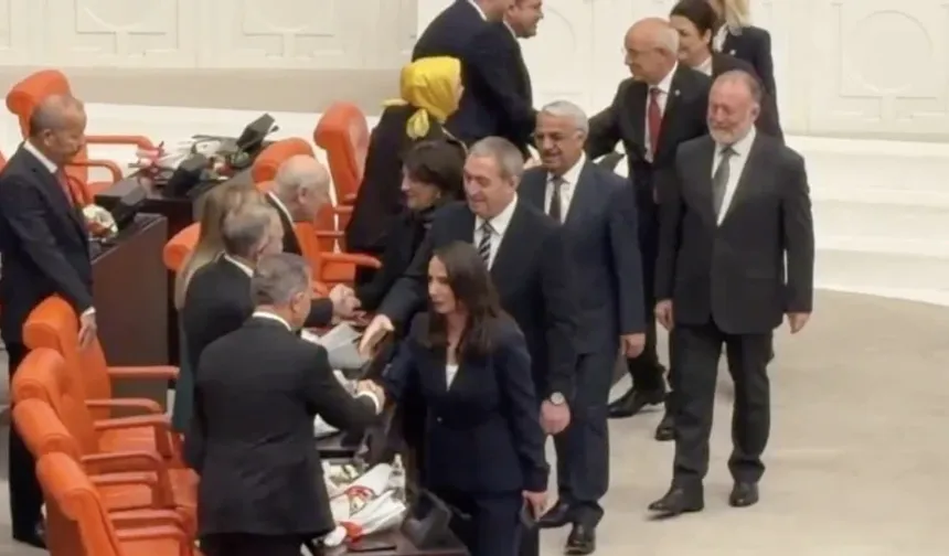 DEM Partililer Bahçeli’nin yanına gitti! Selamlaşmak için sıraya girdiler