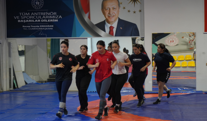 Babasının karşı çıktığı güreşte Balkan şampiyonu oldu