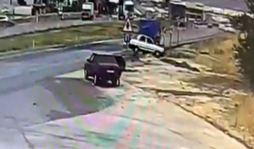 Gaziantep'te kontrolden çıkan araç menfeze uçtu: 2 kişinin yaralandığı kaza kamerada