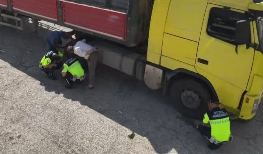 Gaziantep'te otoyolda teknik şartlara uymayan lastik kullanan 25 sürücüye ceza