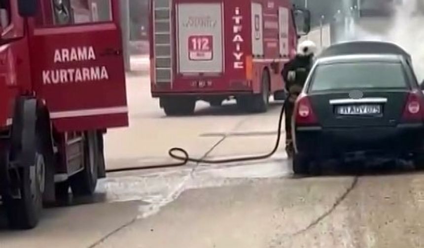 Gaziantep'te seyir halindeki araç alev aldı