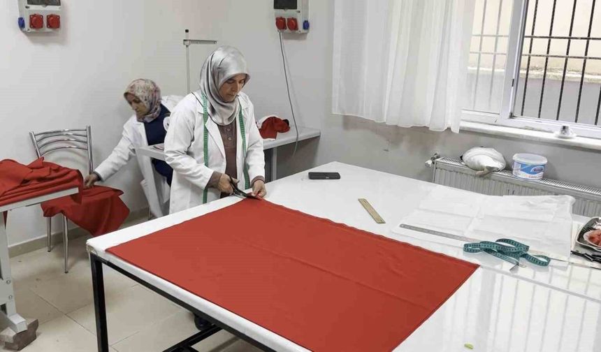 Gaziantep'te Türk bayrağını kendi elleriyle dikerek milli ve manevi değerleri üretime dönüştürüyorlar