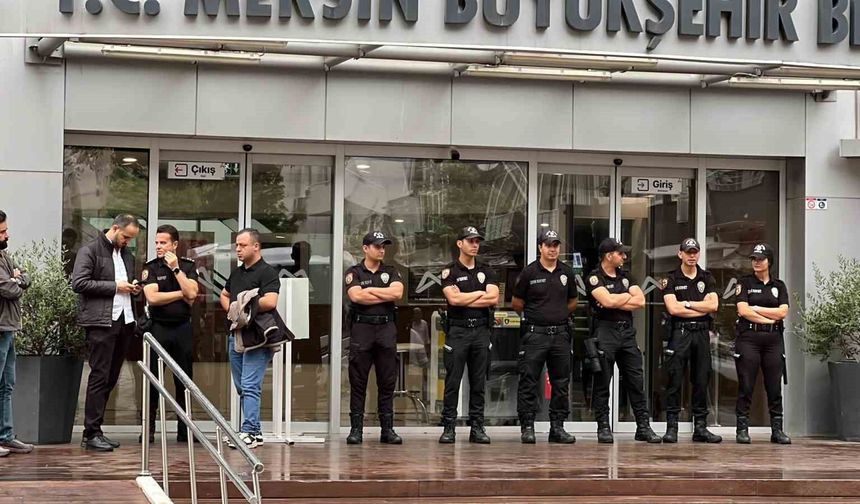 Mersin Büyükşehir Belediyesi'ne operasyon: Başkan Seçer dahil 59 gözaltı