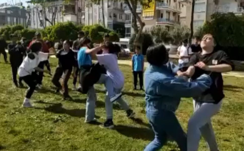 Boks ringi değil liseli kızların sokak dövüşü: Arkadaşları ayırmak yerine izledi
