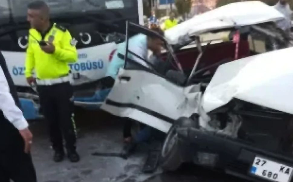 Gaziantep Büyükşehir Belediyesi Önünde FECİ KAZA! Özel Halk Otobüsü Otomobile Çarptı! 4 Yaralı