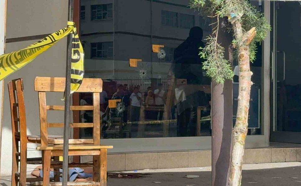 Kıraathanenin önünde oturan gence kanlı infaz