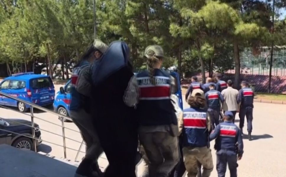 Gaziantep’te sahte-çek senet-nitelikli dolandırıcılık çetesine Jandarmadan şafak operasyonu: 5 gözaltı