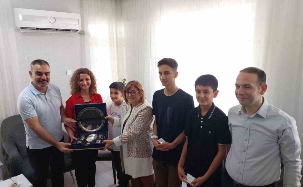 Fatma Şahin’den YKS ve LGS Türkiye birincisi kardeşlere ziyaret