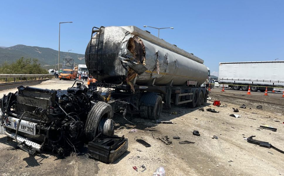 Feci Kaza! Gaziantep'te tırla tankerin çarpışması sonucu 2 kişi öldü
