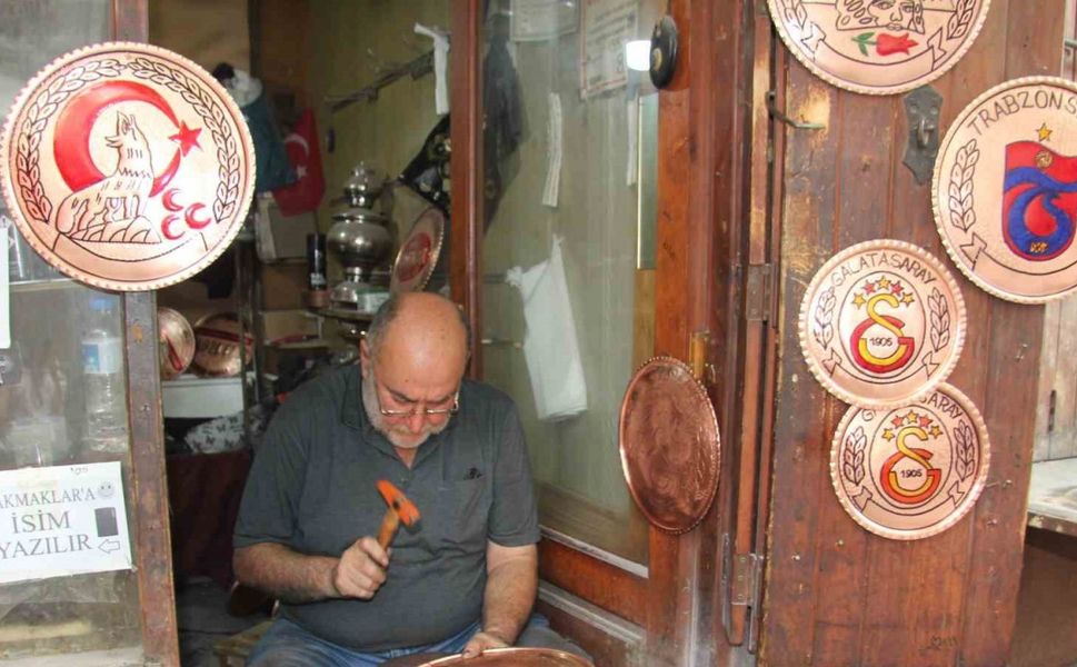 Türkü söyleyerek bakıra şekil veriyor