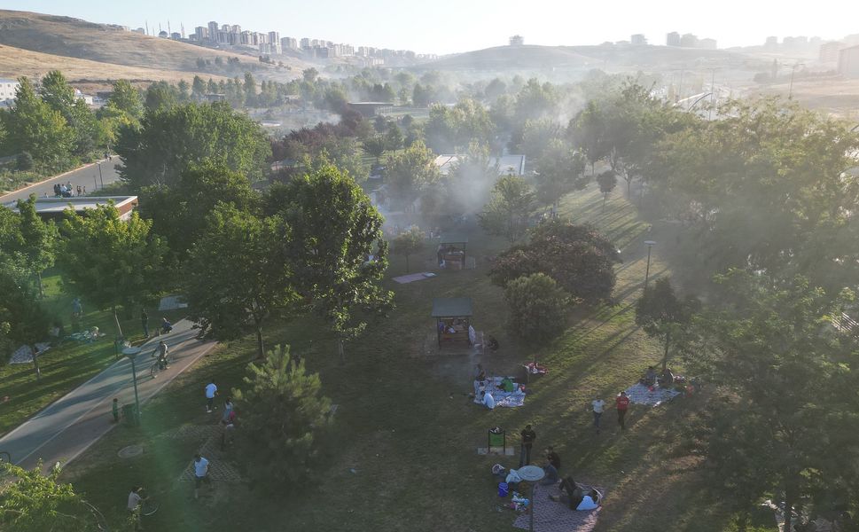 Vatandaşlar Şahinbey Belediyesi’nin parklarında serinliyor