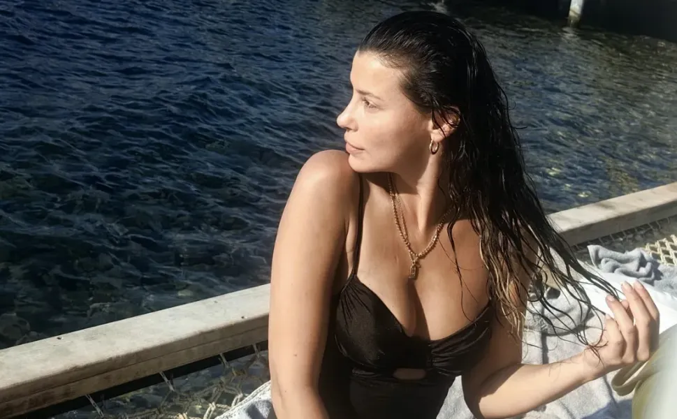 Kızılcık Şerbeti'nin Alev'iydi! Müjde Uzman da bikinili pozlar yükledi