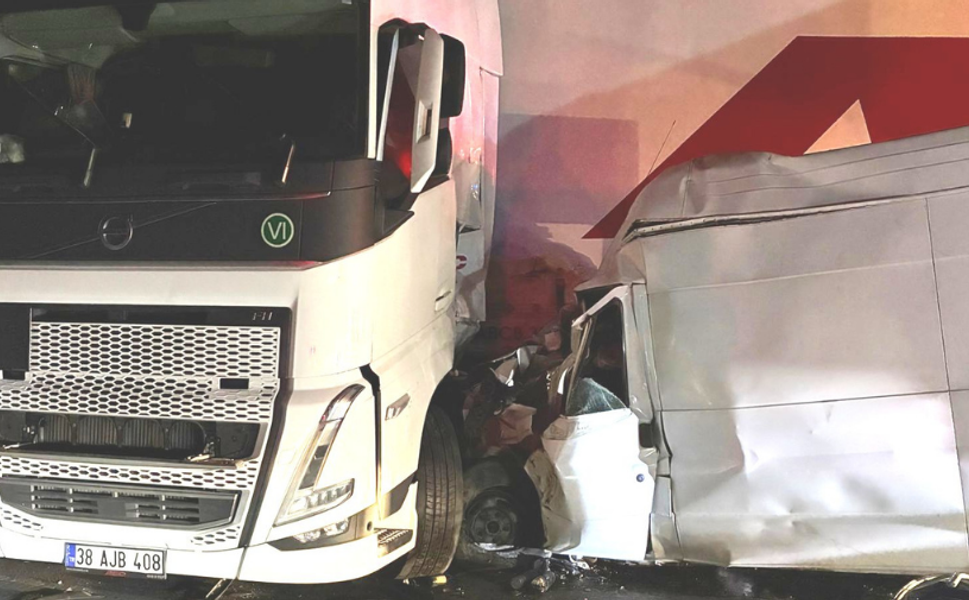 Gaziantep Otoyolu'nda feci kaza! Tırla minibüs çarpıştı...