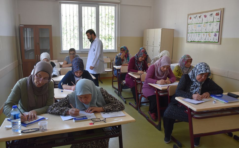 Şahinbey Belediyesi’nin tesislerinde okuma yazma öğreniyorlar