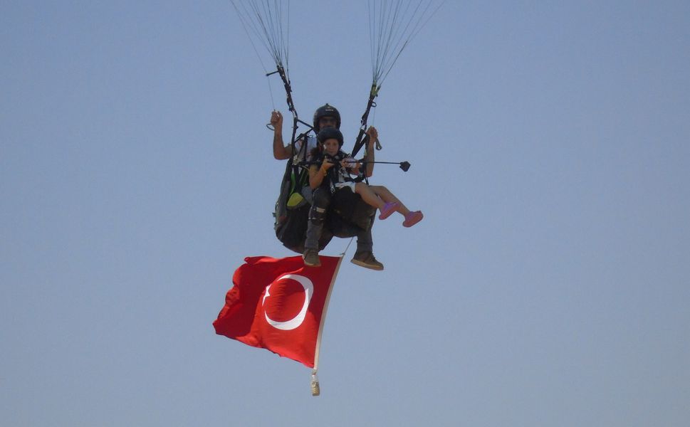 Gaziantep'te bedensel engelli genç kızın yamaç paraşütü hayali gerçekleştirildi